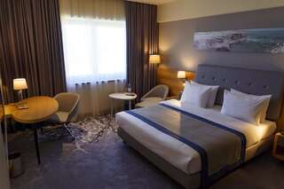 Отель Holiday Inn - Aktau - Seaside Актау Летний пакет — Номер Делюкс с кроватью размера «king-size»-1